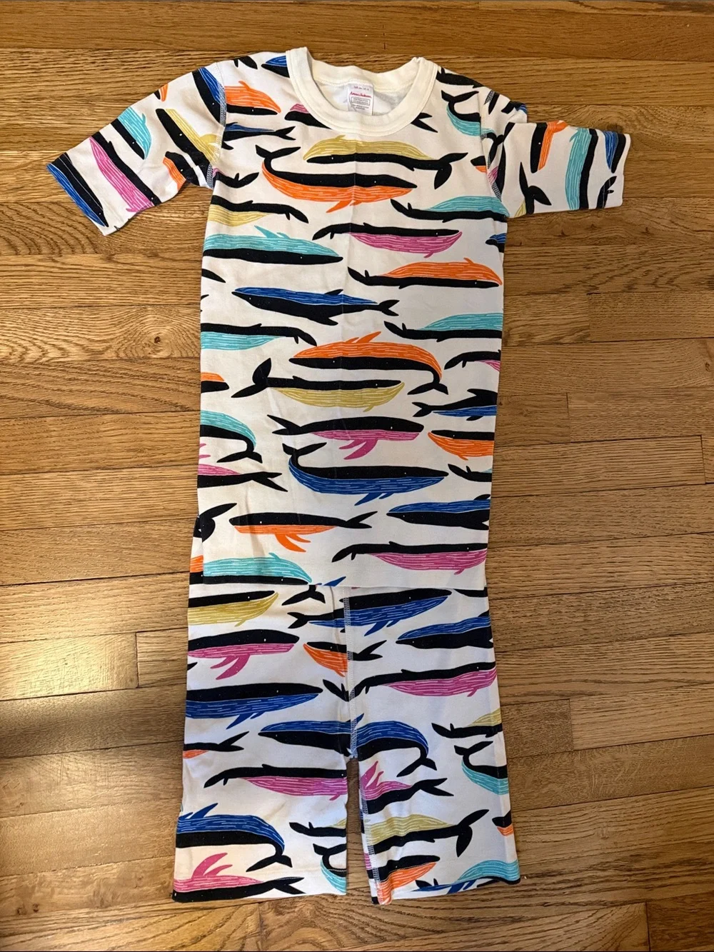Hanna Andersson Cream Shorts and T-shirt Pajamas with Multicolor Whale Print